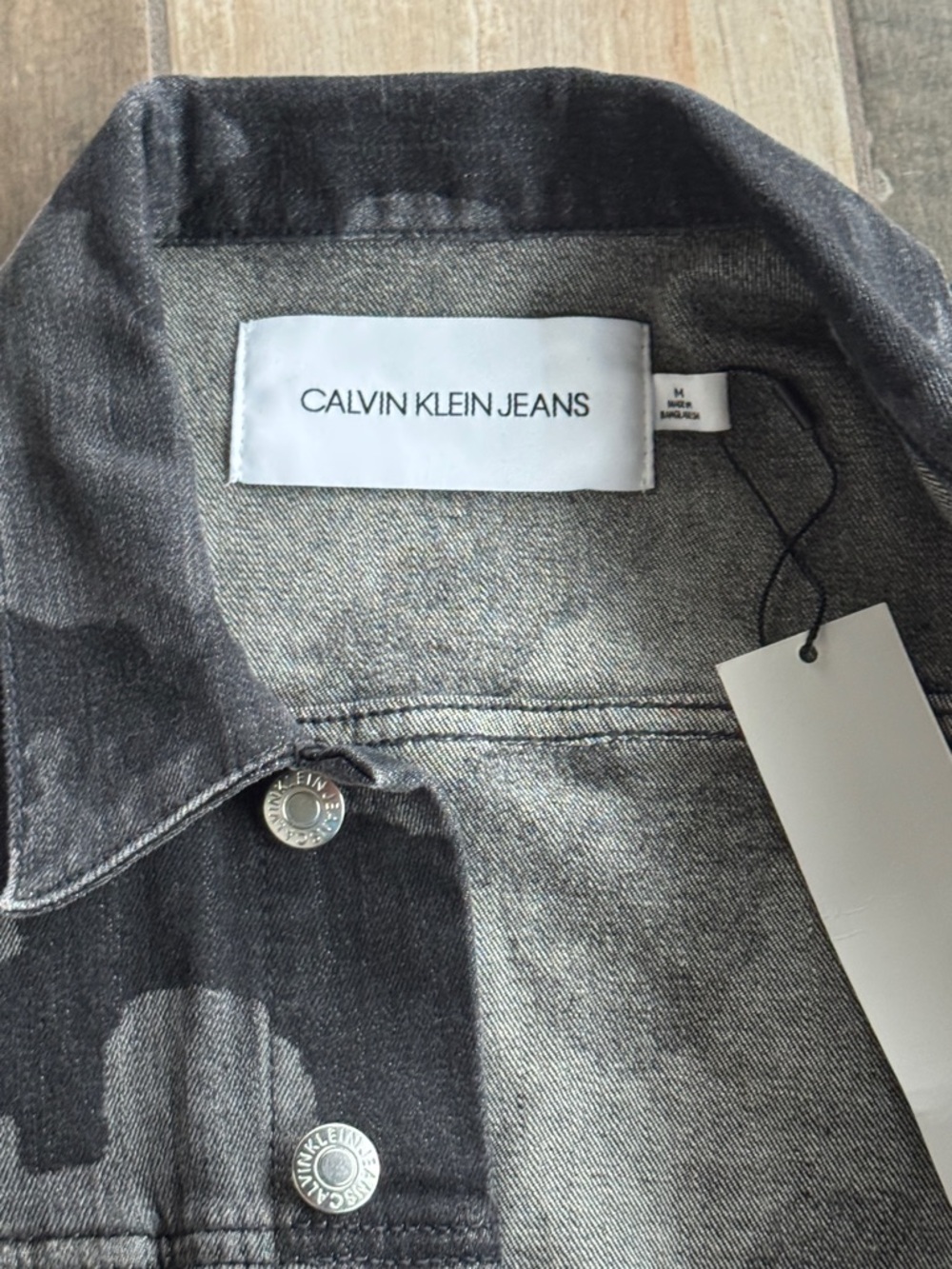 NWT Calvin Klein Men’s Black Camouflage Denim Jacket Trucker Style Medium - Picture 2 of 5